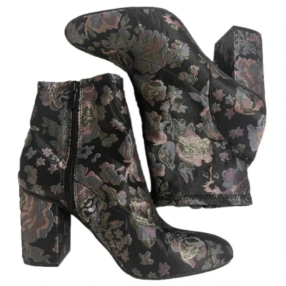 Reaction Kenneth Cole Booties - Picture 1 of 7
